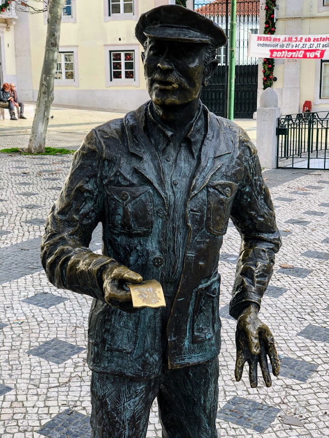 Fernando Pessoa Statue